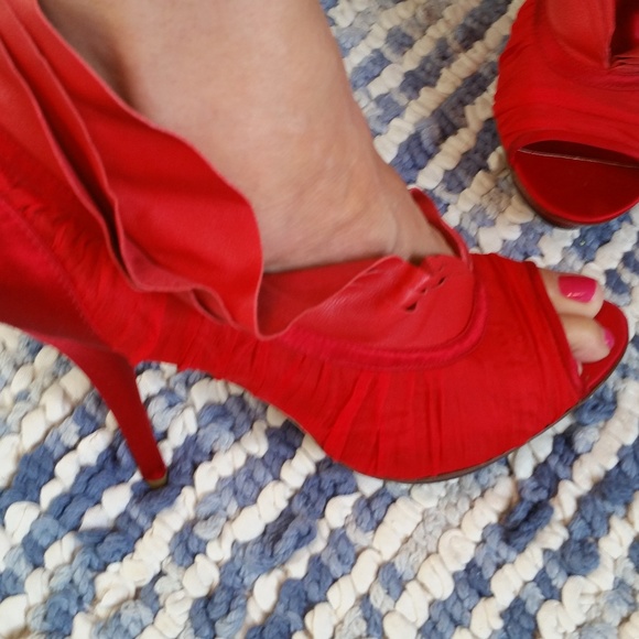 Soft Leather & Satin Shoes NWOT   👀👀 LOOK 👀👀 the color is the perfect Red ❤️ - Picture 2 of 8